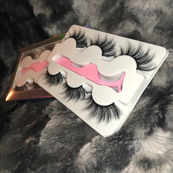 3 Pairs of Eyelashes w/ Lash Applicator - Picture 2 of 2